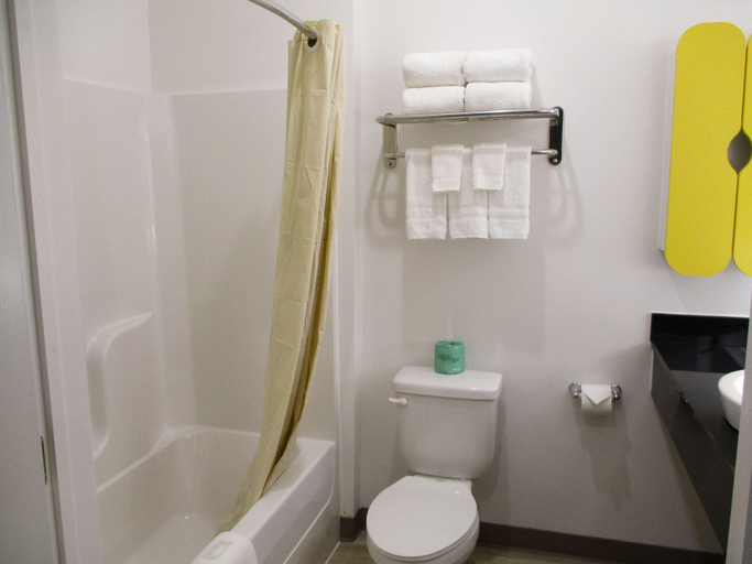 Bathroom 5, Studio 6 Port Allen, LA - Baton Rouge I-10, West Baton Rouge