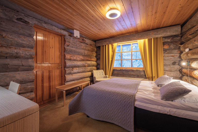 Bedroom 2, Kuukkeli Log Houses Teerenpesä, Lapland