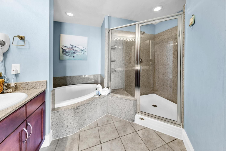 Bathroom 4, Laketown Wharf 927, Bay