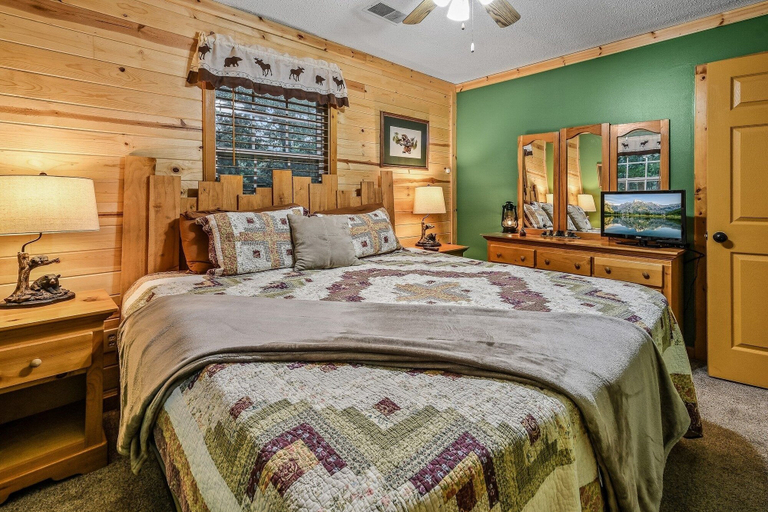 Bedroom 2, Amazing Dreams 2 Bedroom Cabin by RedAwning, Sevier