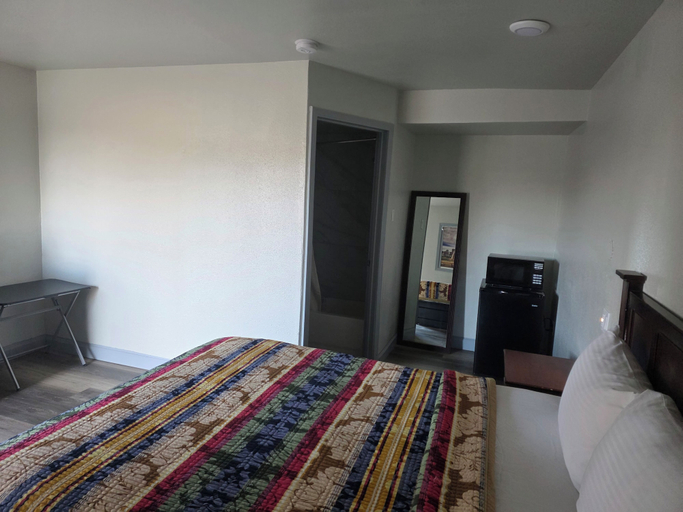 Bedroom 2, Indian Mound Motel, Saint Clair
