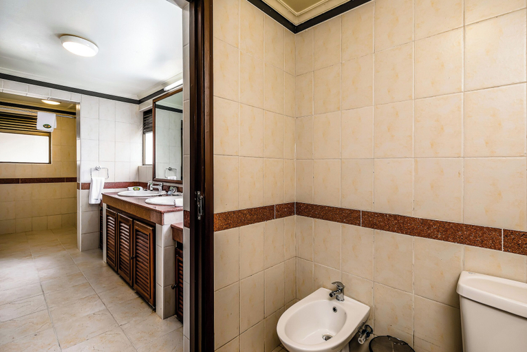 Bathroom 4, Mweya Safari Lodge, Busongora