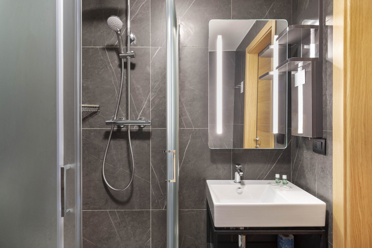 Bathroom 5, B&B Hotel Genova City Center, Genova