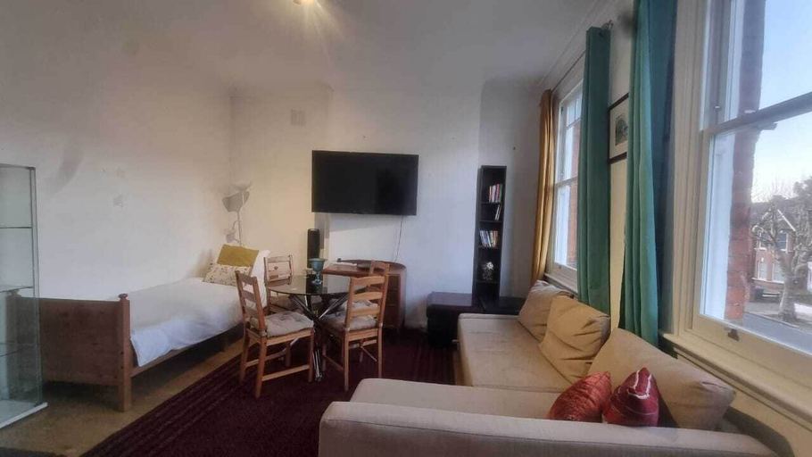Others 5, Extra Large One Bedroom Flat With Parking, London