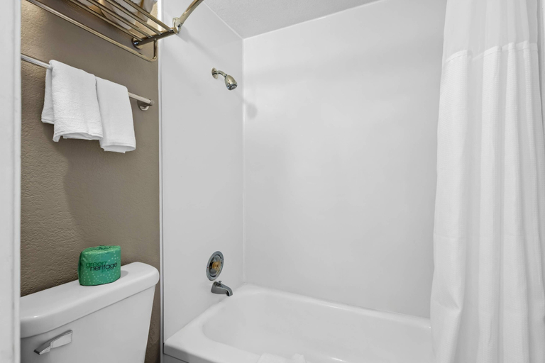 Bathroom 4, Park Inn by Radisson, Fargo West Acres, Cass