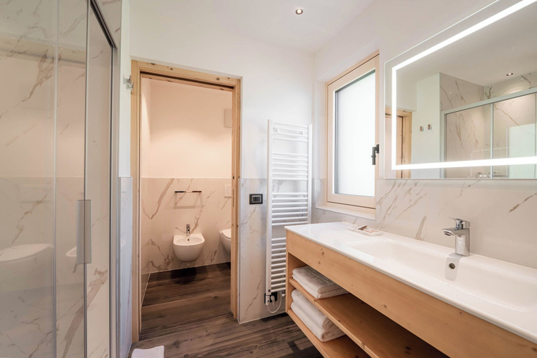 Bathroom 5, Spires Hotel, Trento