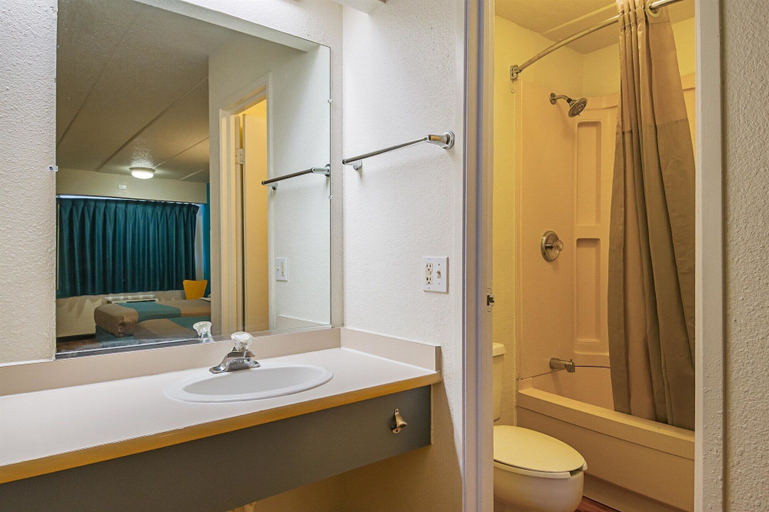 Bathroom 4, Motel 6 Knoxville, TN - North, Knox