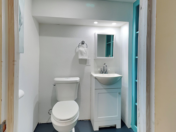 Bathroom 4, Hook, Wine & Sinker by Miss Kitty’s, Aransas