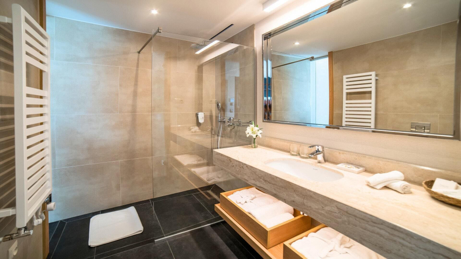 Bathroom 4, B&B Hotel Rzeszów Centrum, Rzeszów City