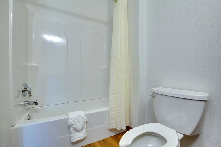 Bathroom 4, Motel 6 Poplar Bluff, MO, Butler