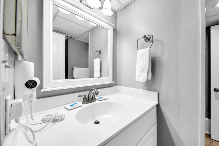 Bathroom 3, Sunbird 401e, Bay