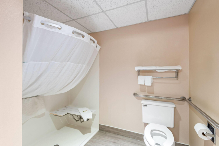 Bathroom 4, Super 8 by Wyndham Jefferson, Greene