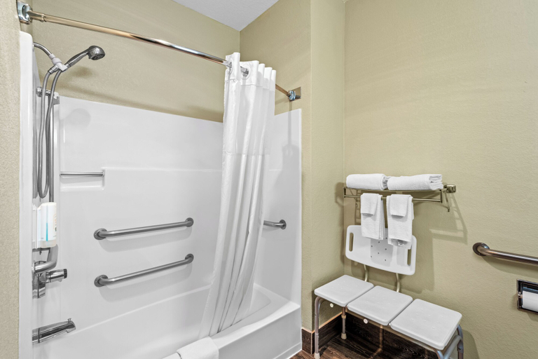 Bathroom 4, Quality Inn & Suites Des Moines Airport, Polk