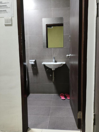 Bathroom 5, Comfort Pahlawan, Sibu