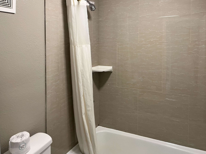 Bathroom 3, Motel 6 Montgomery, AL - Eastern Blvd., Montgomery