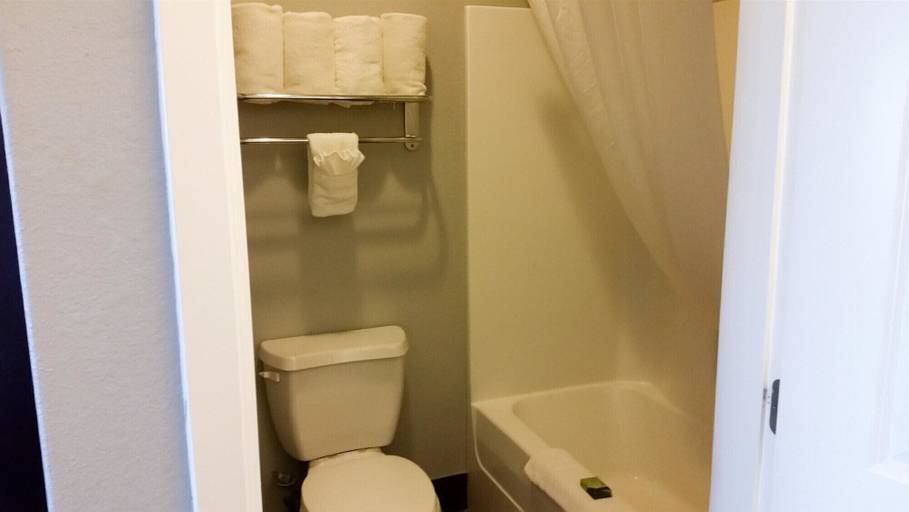Bathroom 4, Studio 6 Beeville, TX, Bee