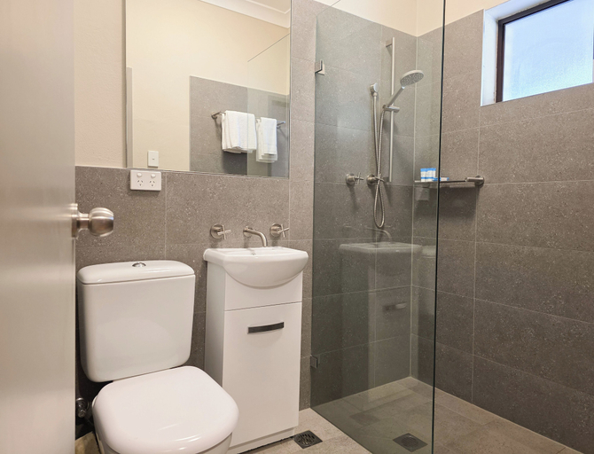 Bathroom 4, El Toro Motel, Liverpool - East
