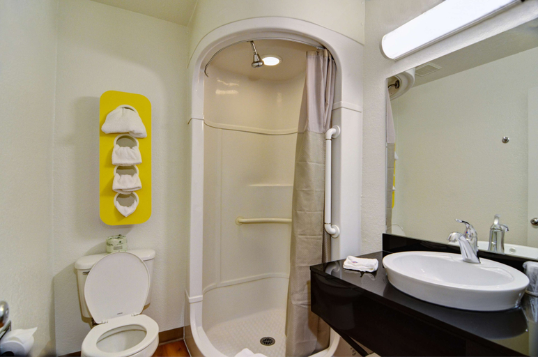Bathroom 4, Motel 6 Palm Springs East E Palm Canyon, Riverside