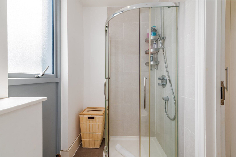Bathroom 4, Bright & Spacious Battersea Flat, London