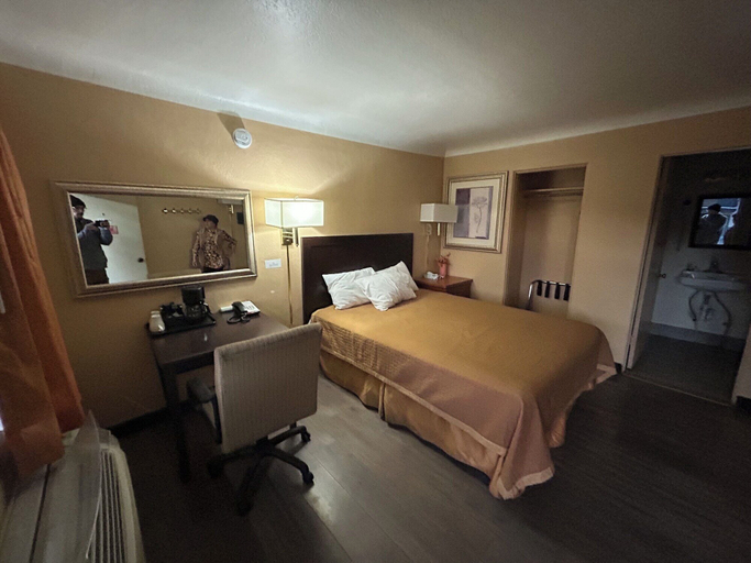Bedroom 3, Motel 6 Williams, AZ – Historic Route 66, Coconino