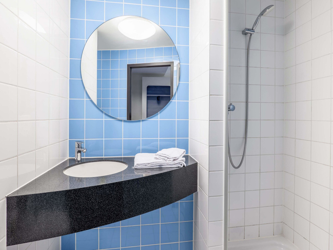 Bathroom 5, B&B Hotel Heilbronn, Heilbronn