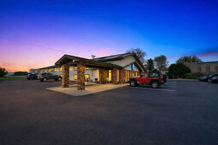 Exterior & Views 2, Hotel 8, Otter Tail