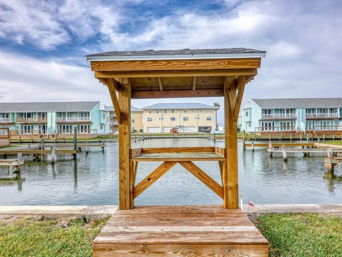 Others 5, 5 O'clock Somewhere by Miss Kitty’s, Aransas