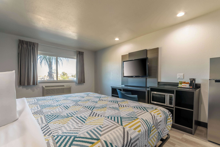 Bedroom 3, Studio 6 Suites Perris, CA, Riverside