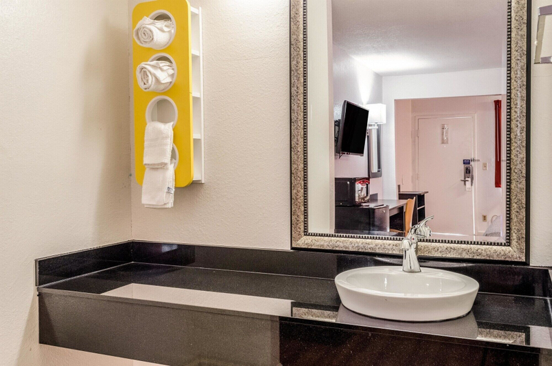 Bathroom 4, Motel 6 Saraland, AL, Mobile