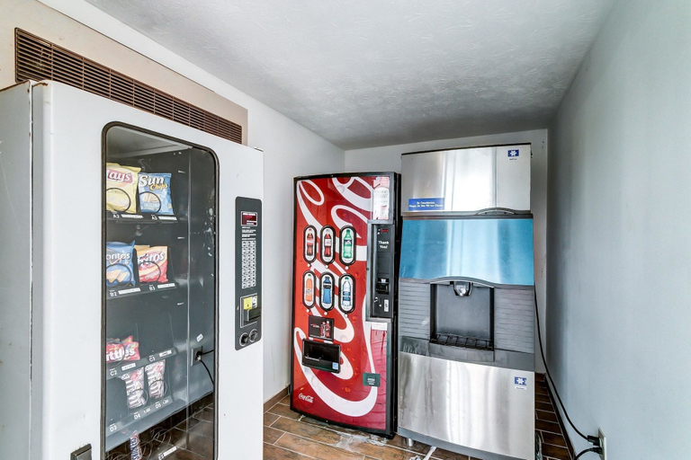 Food & Drinks 5, Motel 6 Berea, KY, Madison