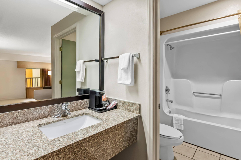 Bathroom 4, Quality Inn Hillsville, Carroll
