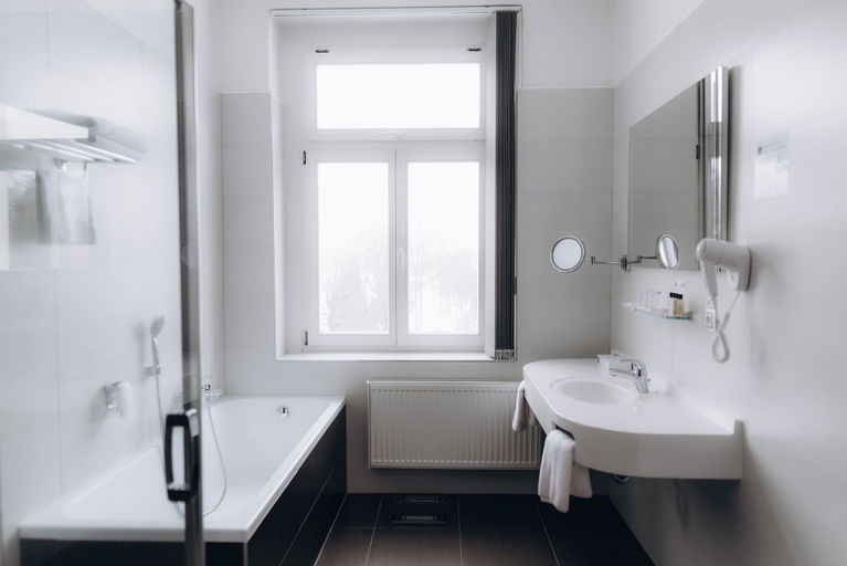 Bathroom 5, Parkhotel Golf, Cheb