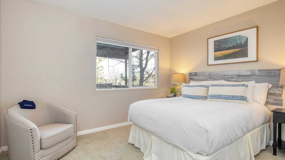 Bedroom 3, 2 Decks, Views, Firepit Cozy Modern & Relaxing Home Blue Spruce by Avantstay, San Bernardino
