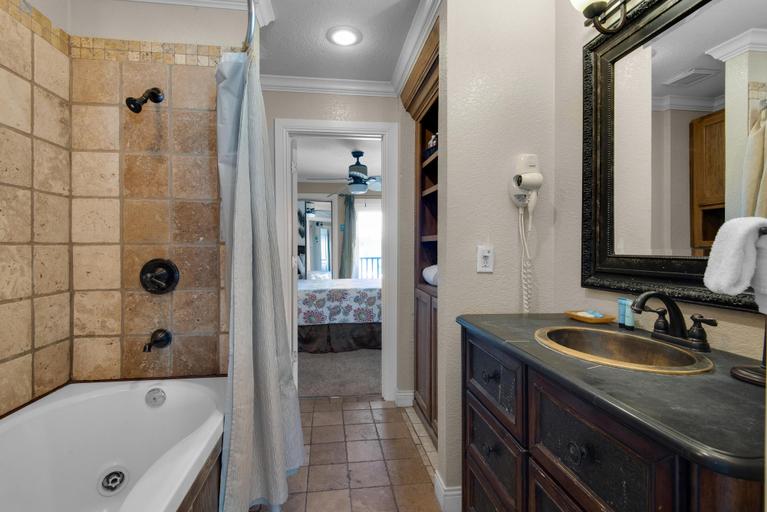 Bathroom 3, Klaus House 3, Bay