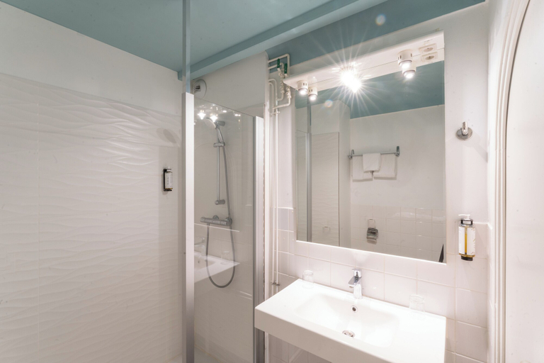 Bathroom 5, Grand Hotel Niort Centre, Deux-Sèvres