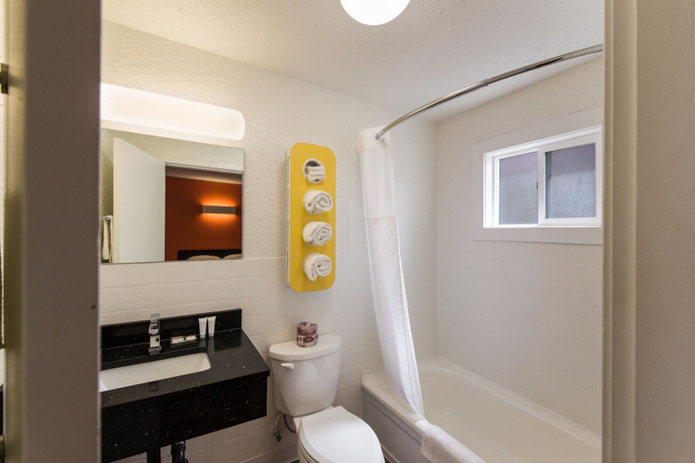 Bathroom 5, Motel 6 Cranbrook, BC, East Kootenay