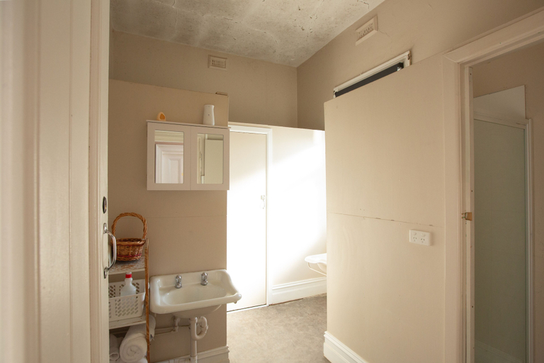 Bathroom 4, Finley Country Club Hotel Motel, Berrigan