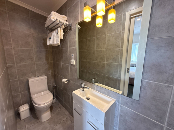 Bathroom 4, Beachcomber Motel and Apartments Apollo Bay, Colac-Otway - South
