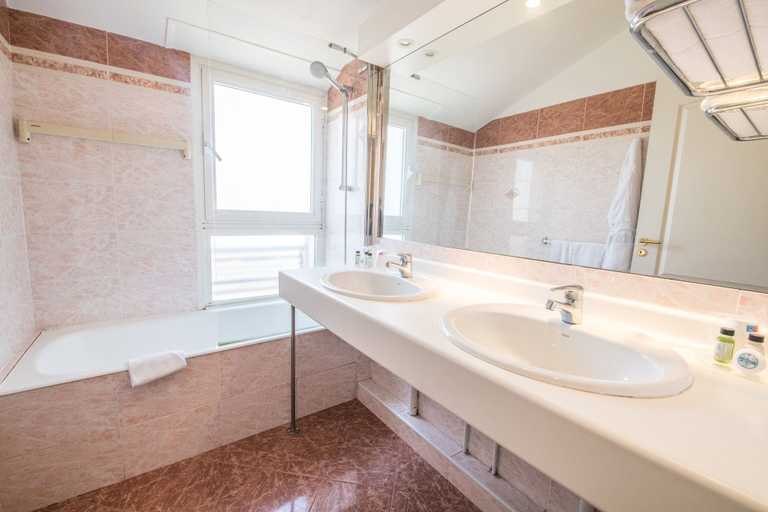 Bathroom 5, Cannes Croisette Prestige, Alpes-Maritimes