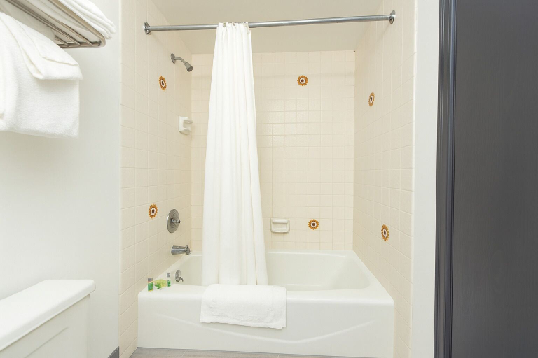 Bathroom 4, Oyster Bay Inn & Suites, Kitsap
