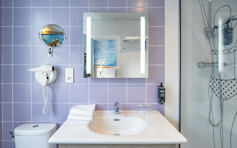 Bathroom 4, ibis Styles Calais Centre, Pas-de-Calais