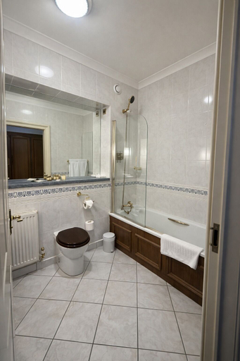 Bathroom 5, Tre-Ysgawen Hall, Anglesey