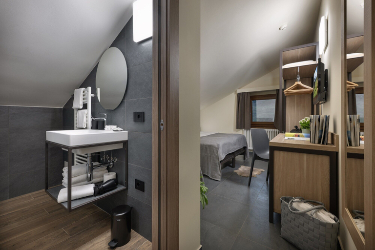 Others 5, Hotel Loredana, Sondrio