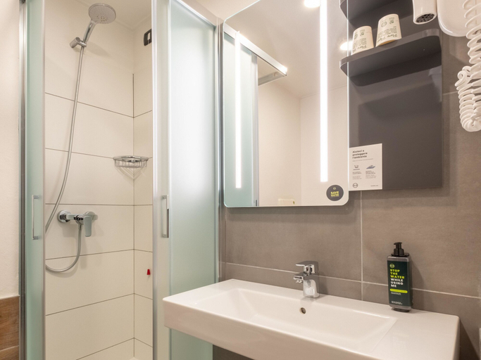 Bathroom 4, B&B Hotel Mantova, Mantua