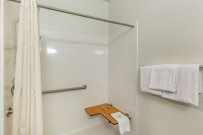 Bathroom 4, Studio 6 Orange, TX, Orange