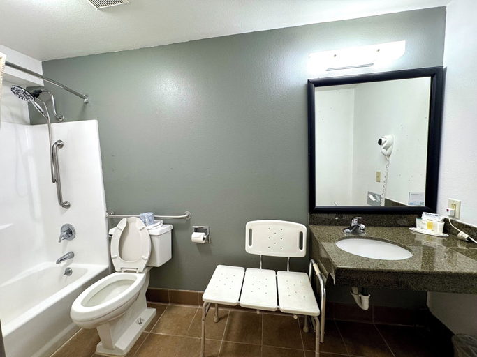 Bathroom 4, SureStay Plus by Best Western Cannon A.F.B., Curry