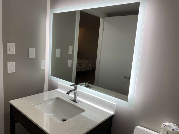Bathroom 3, Studio 6 Rockford, IL, Winnebago