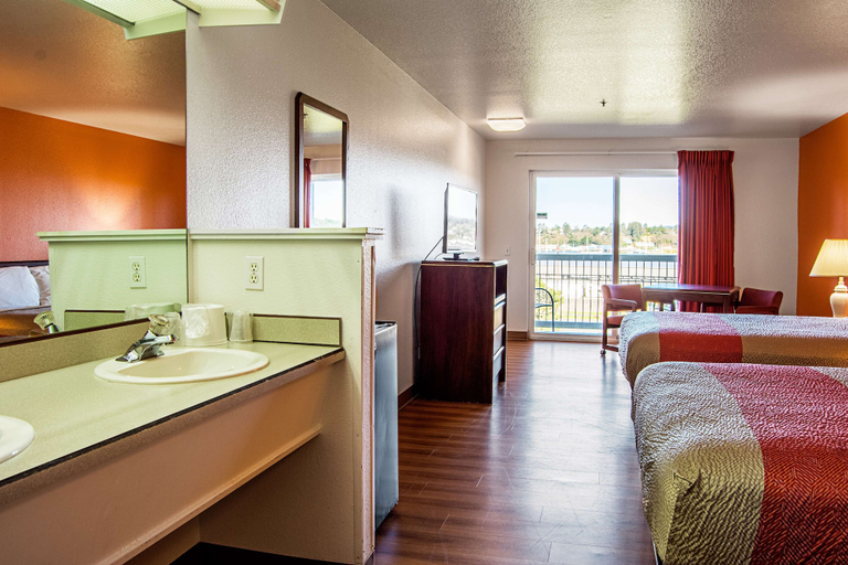 Others 5, Motel 6 Newport, OR, Lincoln