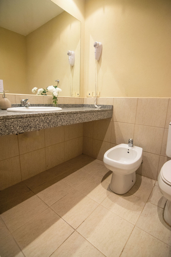 Bathroom 3, Wyndham Garden Campana, Campana