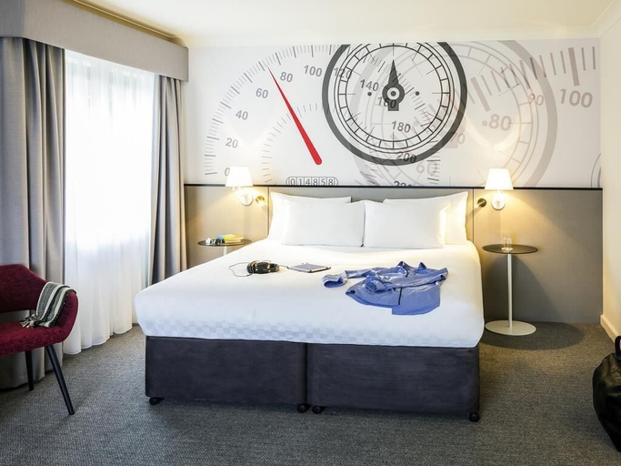 Bedroom 4, Mercure Dartford Brands Hatch Hotel & Spa, Kent
